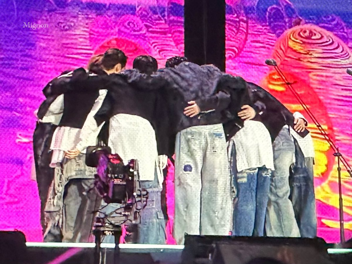 lovrehani's tweet photo. THE SEVENTEEN CIRCLE HUG.. 😭🤍 https://t.co/xB4R38eLox