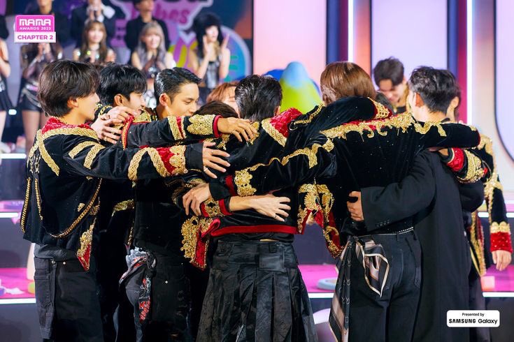lovrehani's tweet photo. THE SEVENTEEN CIRCLE HUG.. 😭🤍 https://t.co/xB4R38eLox