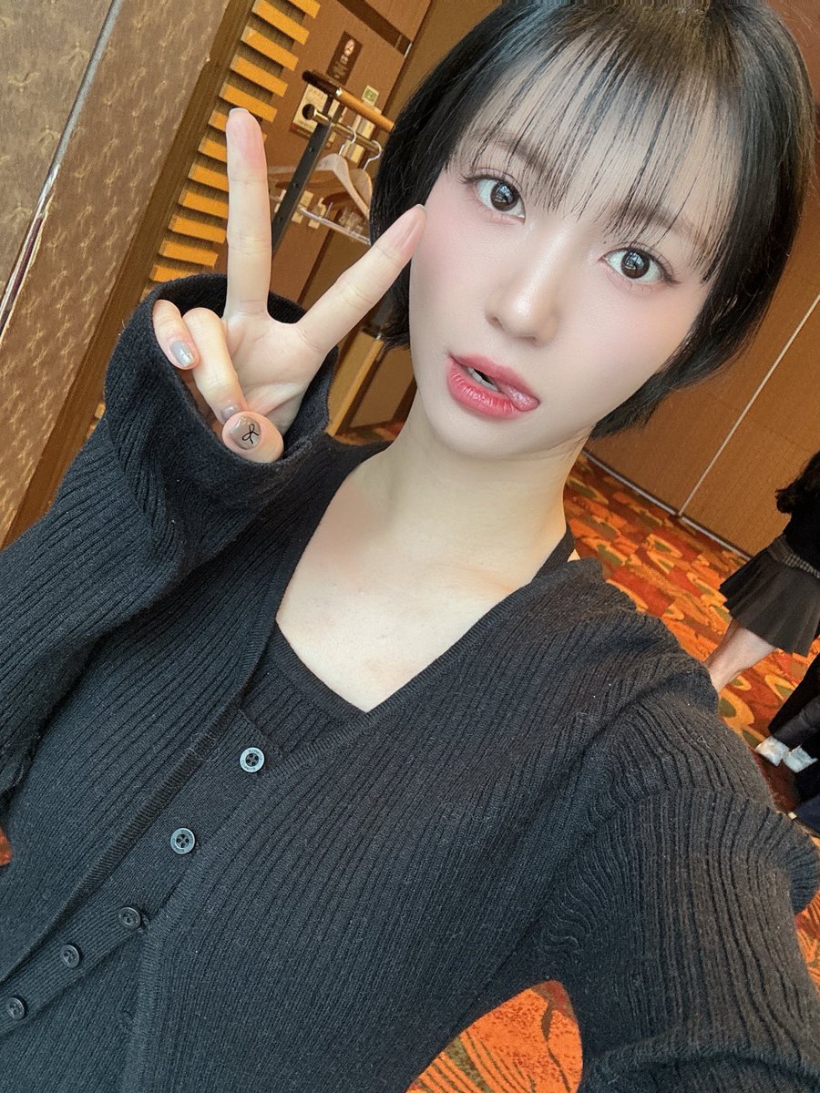 숏컷해서 파마 살짝하면 진짜 잘 어울리겠다
넘 이쁨