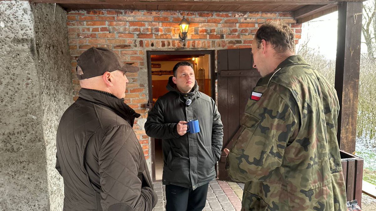 SlawomirMentzen's tweet photo. Dzisiaj rano spotkałem się na ognisku z myśliwymi. 

Rozmawialiśmy o tym, jak wielki, pozytywny i niedoceniany wkład w nasze życie mają myśliwi, a także o krzywdzących stereotypach i czarnej propagandzie, tworzonej przez nierozumiejących tego, jak działa przyroda, lewicowych aktywistów.

Myśliwi wykonują mnóstwo pożytecznej a niewidocznej pracy. Rząd powinien być im to wdzięczny, nie traktować ich jak wrogów i nie zwalczać.

Bardzo dziękuję myśliwym za spotkanie, świetne jedzenie i sympatyczną atmosferę!