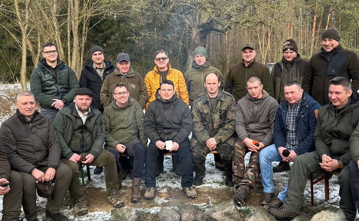 SlawomirMentzen's tweet photo. Dzisiaj rano spotkałem się na ognisku z myśliwymi. 

Rozmawialiśmy o tym, jak wielki, pozytywny i niedoceniany wkład w nasze życie mają myśliwi, a także o krzywdzących stereotypach i czarnej propagandzie, tworzonej przez nierozumiejących tego, jak działa przyroda, lewicowych aktywistów.

Myśliwi wykonują mnóstwo pożytecznej a niewidocznej pracy. Rząd powinien być im to wdzięczny, nie traktować ich jak wrogów i nie zwalczać.

Bardzo dziękuję myśliwym za spotkanie, świetne jedzenie i sympatyczną atmosferę!