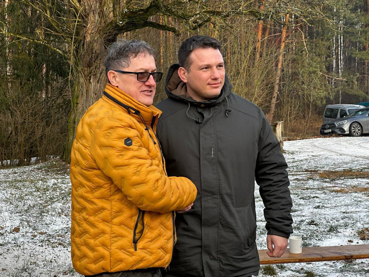 SlawomirMentzen's tweet photo. Dzisiaj rano spotkałem się na ognisku z myśliwymi. 

Rozmawialiśmy o tym, jak wielki, pozytywny i niedoceniany wkład w nasze życie mają myśliwi, a także o krzywdzących stereotypach i czarnej propagandzie, tworzonej przez nierozumiejących tego, jak działa przyroda, lewicowych aktywistów.

Myśliwi wykonują mnóstwo pożytecznej a niewidocznej pracy. Rząd powinien być im to wdzięczny, nie traktować ich jak wrogów i nie zwalczać.

Bardzo dziękuję myśliwym za spotkanie, świetne jedzenie i sympatyczną atmosferę!