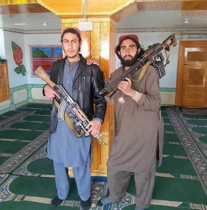 Allamdar110's tweet photo. آفیشلز پر حملہ سے یہ بات ثابت ہوئ کہ ہزار میل دور ایران سے پاڑہ چنار نہیں بلکہ چند قدم قریب افغانستان سے امریکی اسلحہ بگن لایا گیا https://t.co/kg2tyNpQRq