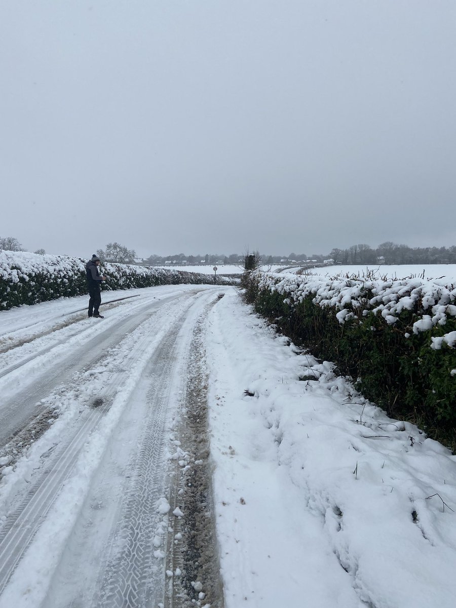 AClarky76's tweet photo. Time for snow boots! Lovely walk in the snow around the village x https://t.co/ceBBdyagcL