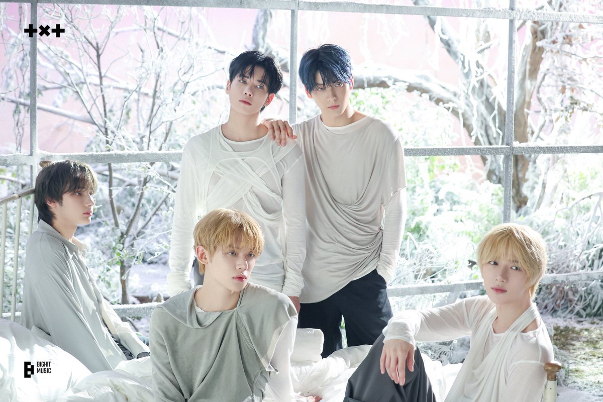 TXT_DailyNews's tweet photo. TOMORROW X TOGETHER is officially on their long-term break. 
please protect their privacy, bcs they want to spend time off with their families. Don't follow or spread information about their location &amp; if you accidentally see them, pls don't disturb them. 
Have a good rest TXT https://t.co/hHkcjgkBQA