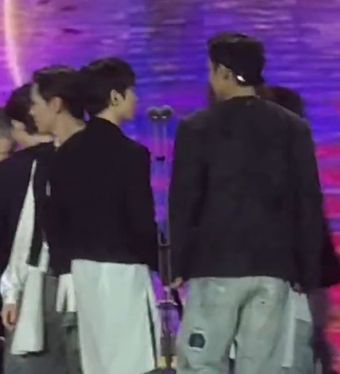 happy daesang happy minwon happy minwonists 🤭🤭🤭🤭🤭🤭 hand on womwoo's shoulder and waist 🤭🤭happy 2025 🫠🫠🫠🫠🫠🫠