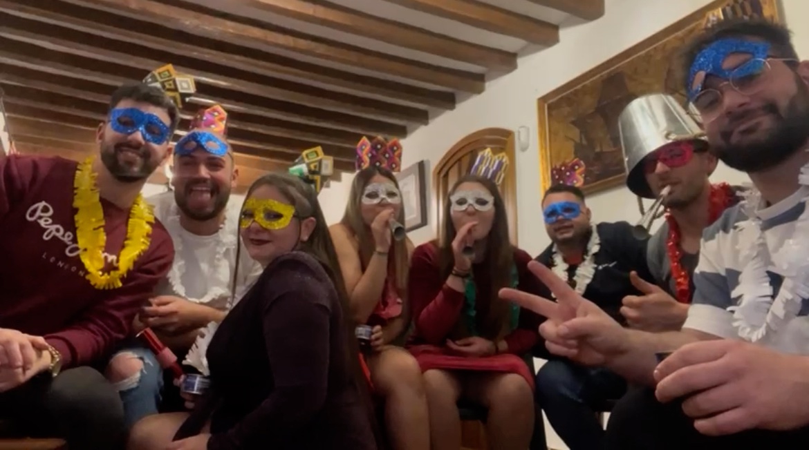 DaviniaAznar's tweet photo. así de bien acompañada empezó mi 2025, gracias gracias y gracias ❤️ https://t.co/YmPSrCBaFY