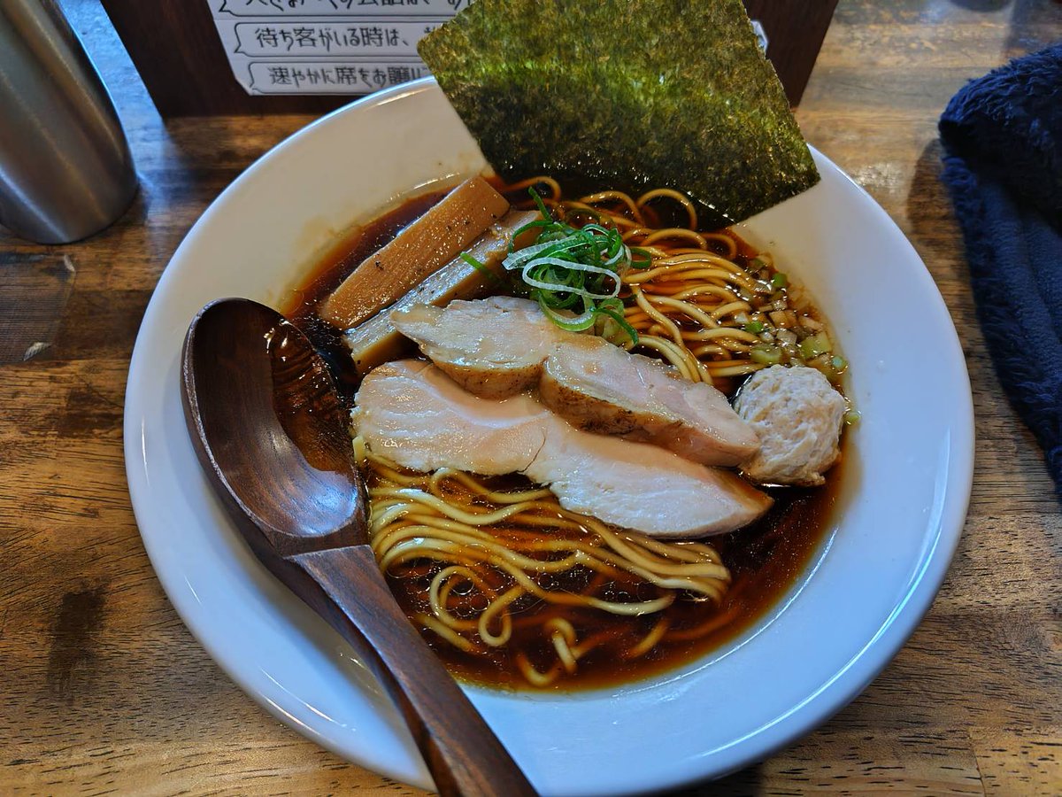 noano23sep's tweet photo. 本日は立川駅の近くにあるラーメンチキントさんにお邪魔させて頂きました！色は濃いですがとてもあっさりしてるスープにショウガの効いてる鶏チャーシューと肉団子がとてもおいしいお店でした！メンマは極太で好きな人は行きましょう！またリピしたいお店の一つになりました！次は東大和ですかね！ https://t.co/hqHao9SAgr
