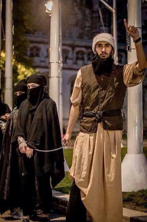 yeryuzuhaber's tweet photo. #SURİYE - İşgal ettikleri beldelerde esir aldıkları kadınları kendilerine 'Cariye' yapmaları ve köle pazarında satmaları ibadet sayan; ama bir kadının elini sıkmamakla övünen sapık, hastalıklı, çarpık bir zihniyet!
#HTŞ #DAEŞ #IŞİD #ISIS #Cariye #kölepazarı https://t.co/MV80g9DYjW