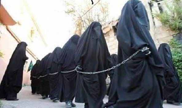 yeryuzuhaber's tweet photo. #SURİYE - İşgal ettikleri beldelerde esir aldıkları kadınları kendilerine 'Cariye' yapmaları ve köle pazarında satmaları ibadet sayan; ama bir kadının elini sıkmamakla övünen sapık, hastalıklı, çarpık bir zihniyet!
#HTŞ #DAEŞ #IŞİD #ISIS #Cariye #kölepazarı https://t.co/MV80g9DYjW