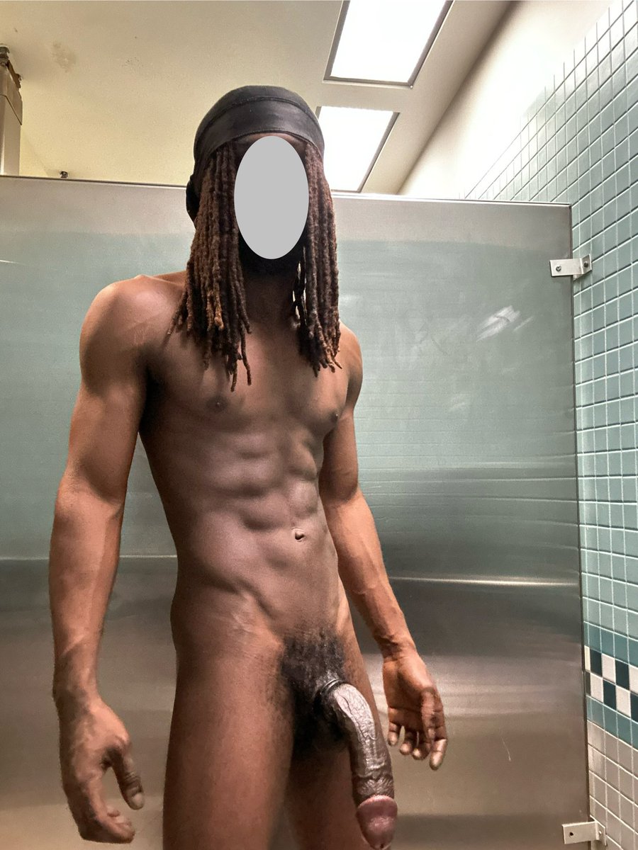LeakingMyself's tweet photo. Goodmorning From The Nigga With The Big Dick😈💦 

#chicagofreak #publicplay #lockerroom https://t.co/7NGYcF32KH
