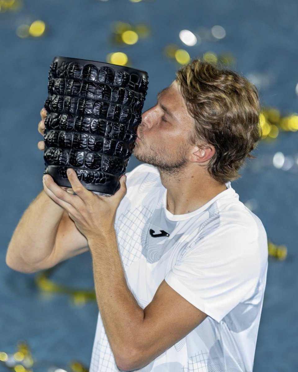 Alex2Mumu's tweet photo. 🏆🇭🇰 Tellement heureux de remporter cette semaine à Hong Kong @Hkto_mens mon premier titre @atptour. Une belle récompense après toutes ces années de travail. 

🙏💪 Un grand merci à toutes mes équipes qui m'accompagnent depuis tout ce temps et qui ont rendu ça possible ! #BOCHKTO https://t.co/F2fy1ubdYP
