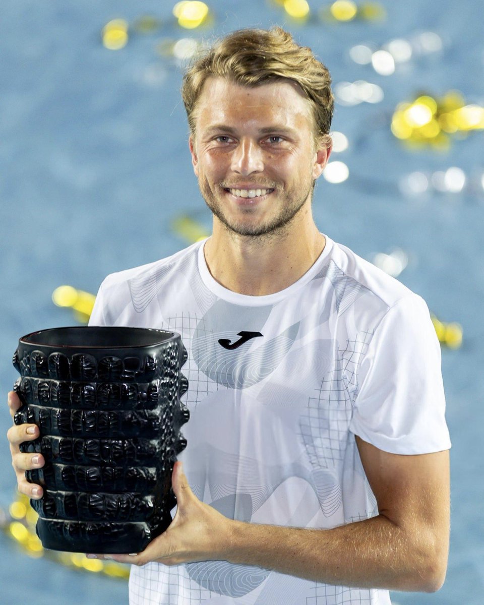 🏆🇭🇰 Tellement heureux de remporter cette semaine à Hong Kong <a href="/Hkto_mens/">Bank of China Hong Kong Tennis Open</a> mon premier titre <a href="/atptour/">ATP Tour</a>. Une belle récompense après toutes ces années de travail. 

🙏💪 Un grand merci à toutes mes équipes qui m'accompagnent depuis tout ce temps et qui ont rendu ça possible ! #BOCHKTO