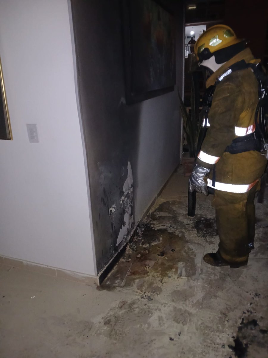 MARYMESTRE's tweet photo. INCENDIO ESTRUCTURAL EN VILLA BOLIVARIANA @ValleduparDe https://t.co/qZQqCr6PX3