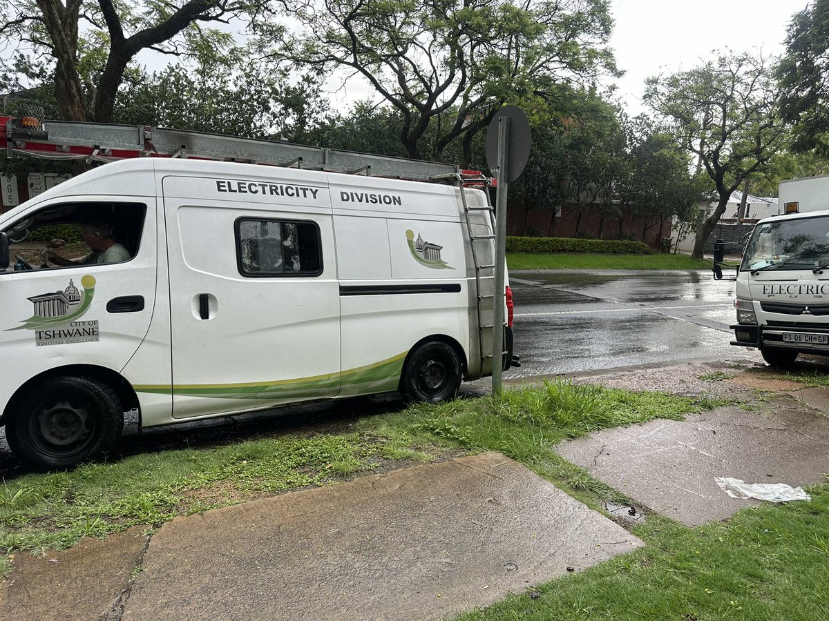 kholofeloMorodi's tweet photo. 🌩️ Just witnessed firsthand the dedication of our incredible electricity team! Despite pouring rain and a swarm of bees, they worked tirelessly to restore power. Massive respect and gratitude for their unwavering commitment and bravery in such tough conditions.  @CityTshwane 🐝 https://t.co/KKRjf7KKqw