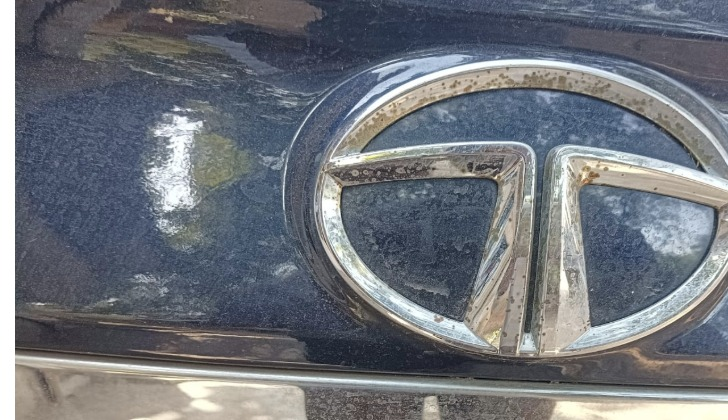 Techcommnerd's tweet photo. @realanuraag @TataMotors_Cars @tatatrusts This logo is rusted after just 5 months https://t.co/8kjTh8e3z4