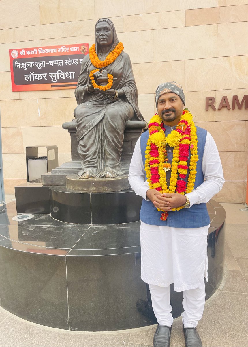 syedibrahimbabl's tweet image. During my visit to Shri #kashivishwanath  Temple and the adjacent #Gyanvapi Mosque historically built on the site of a demolished Shiva temple by Aurangzeb in 1669. I observed a growing consensus among locals for a peaceful resolution. Many Muslims have expressed willingness to…