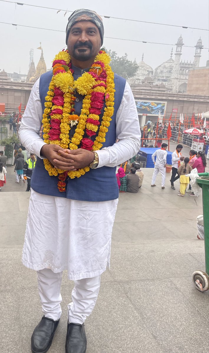 syedibrahimbabl's tweet image. During my visit to Shri #kashivishwanath  Temple and the adjacent #Gyanvapi Mosque historically built on the site of a demolished Shiva temple by Aurangzeb in 1669. I observed a growing consensus among locals for a peaceful resolution. Many Muslims have expressed willingness to…
