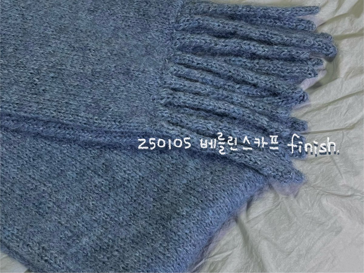 _uroin's tweet photo. 🗓️ ~20250105

올해의 첫 뜨개작품 완성 !

시작한지는 좀 됐지만, 겨울이 가기 전에 완성할 수 있음에 다행이라고 생각해요 (⌯ᵒ̴̶̷̥᷄ ᐜ ᵒ̴̶̷̥̥᷅ )و ̑̑  프린지 길이를 눈대중으로 맞췄더니 길이가 일정하지 않은 게 포인트가 되어버렸답니다 헤ㅎㅔ https://t.co/ooenDYgUYh