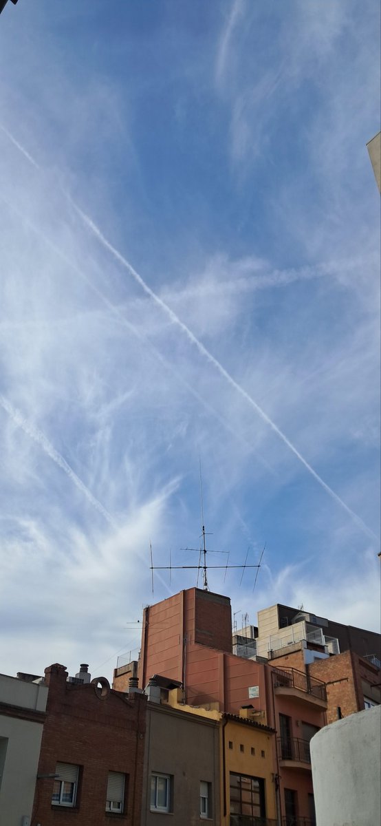eoeeeeeeeeeeeee's tweet photo. Lo de hoy en el cielo es de juzgado de guardia #Barcelona #FelizAñoNuevo #geoingenieria #bioterrorismo #sequiainducida #chemtrails #dediaydenoche #nosenferman #lellamamcambioclimatico #estecielonoesnormal #nostomanportontos https://t.co/1PztzUZ3Qn