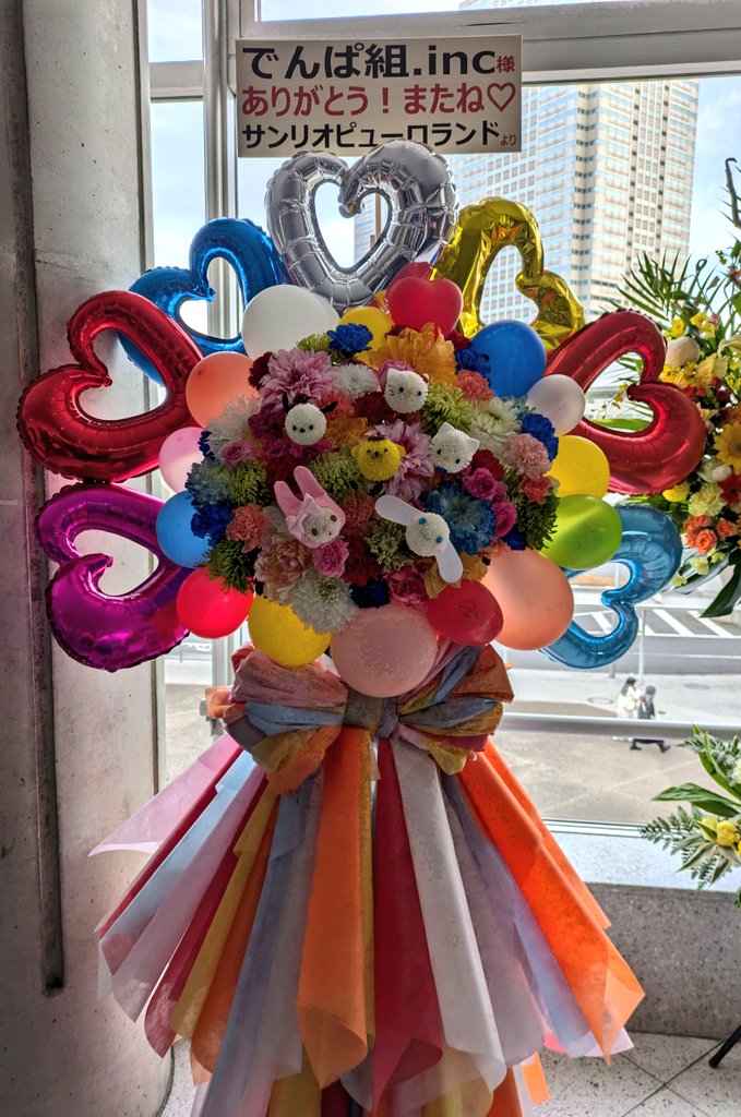Yumineri15's tweet photo. でんぱ組エンディング2日間、無事に見届けた！
長年いろんなアイドル追いかけている中、推しの卒業はあるが、グループの最後を見届けたのは初めて。滝のように泣くポイントは複数あったけれど、最後はほんとに綺麗なお別れだったな。サクラあっぱれーしょんの前奏が流れてきて、これが最後なんだなと→ https://t.co/VStNHLX8tu
