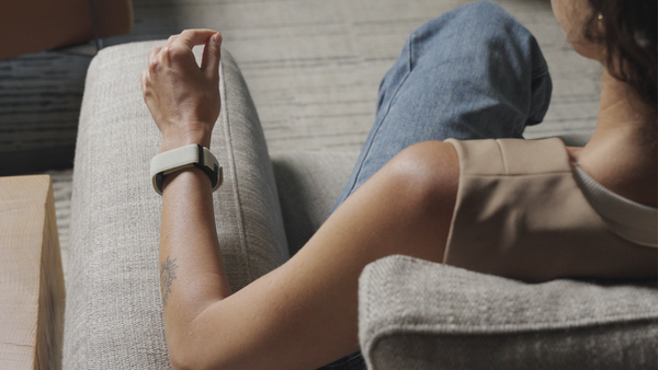 最新】手首の神経信号で操作する次世代デバイス「Mudra Link」登場 1