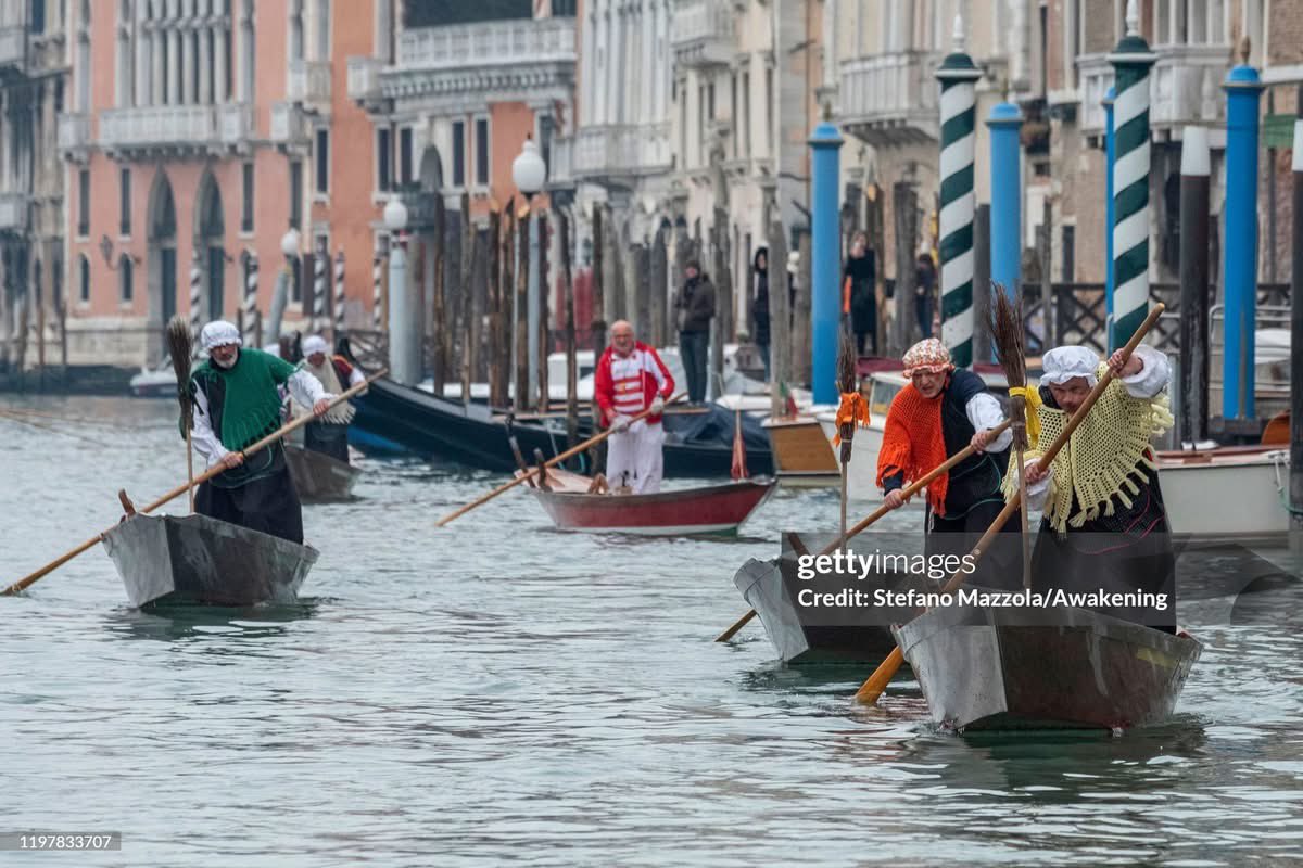 stmaefzz's tweet photo. Domani, le #befane della Reale Società Canottieri Bucintoro remeranno lungo il Canal Grande a #venezia @GettyImages https://t.co/jM3LFNE8rK