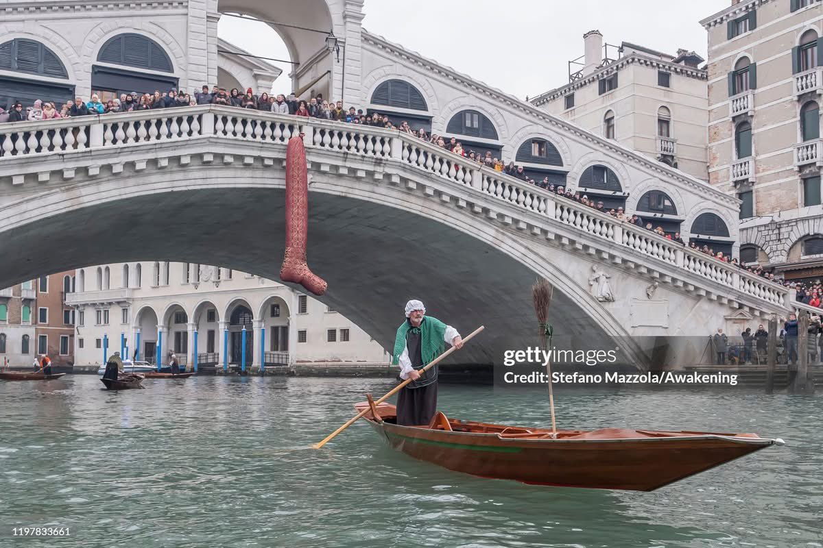 stmaefzz's tweet photo. Domani, le #befane della Reale Società Canottieri Bucintoro remeranno lungo il Canal Grande a #venezia @GettyImages https://t.co/jM3LFNE8rK