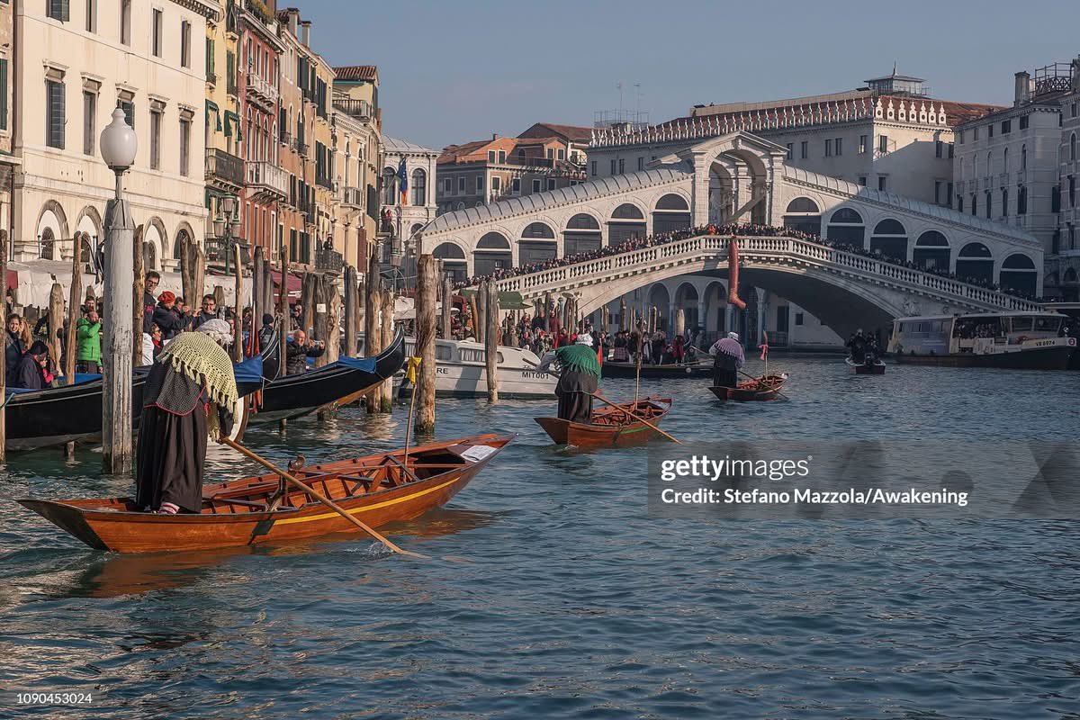 stmaefzz's tweet photo. Domani, le #befane della Reale Società Canottieri Bucintoro remeranno lungo il Canal Grande a #venezia @GettyImages https://t.co/jM3LFNE8rK