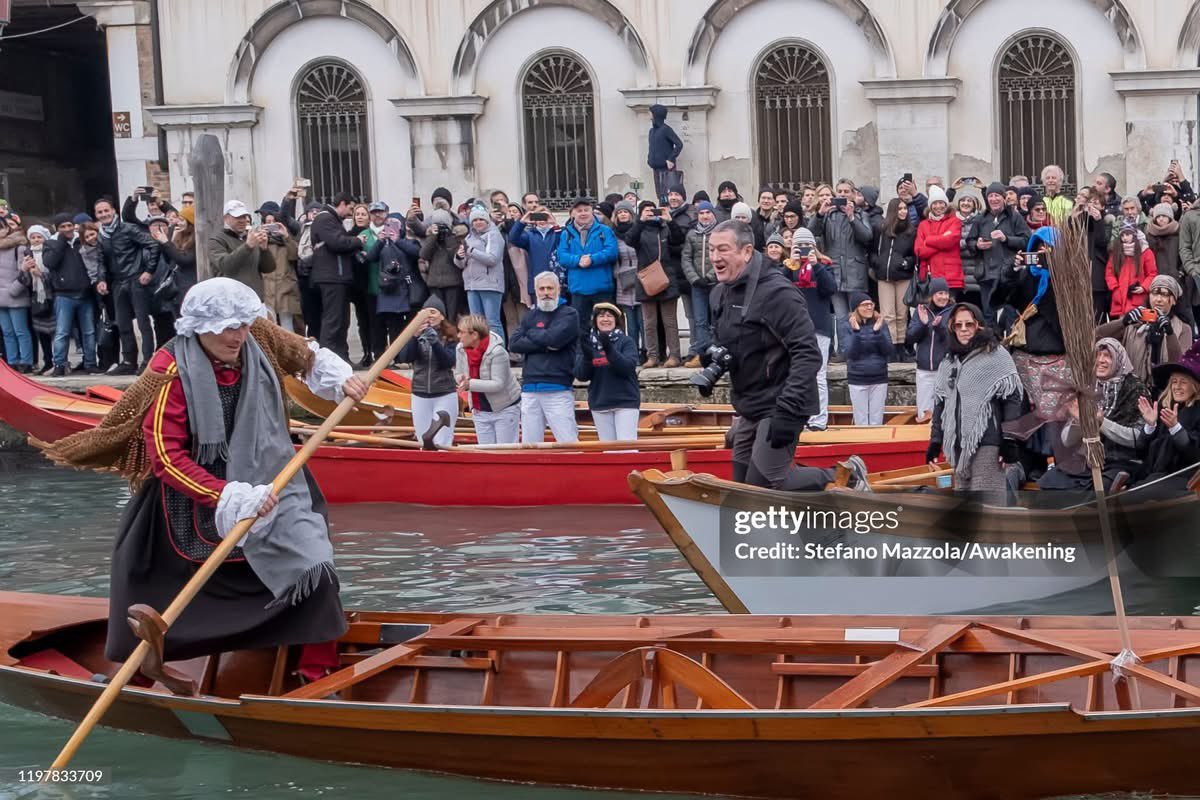 stmaefzz's tweet photo. Domani, le #befane della Reale Società Canottieri Bucintoro remeranno lungo il Canal Grande a #venezia @GettyImages https://t.co/jM3LFNE8rK