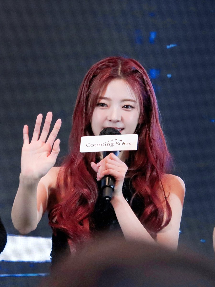jisupics's tweet photo. lia’s red hair… she looks stunning https://t.co/gRHWrQpmED