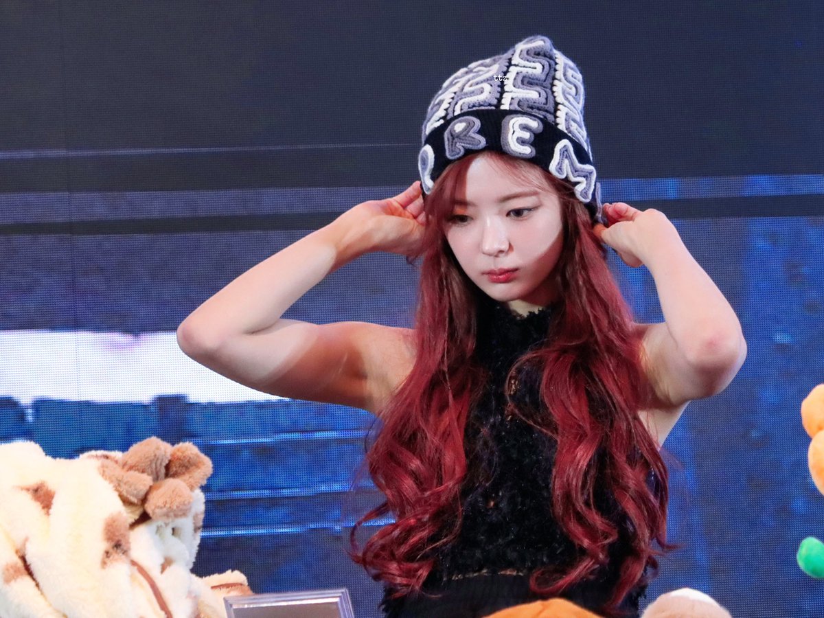 lia’s red hair… she looks stunning