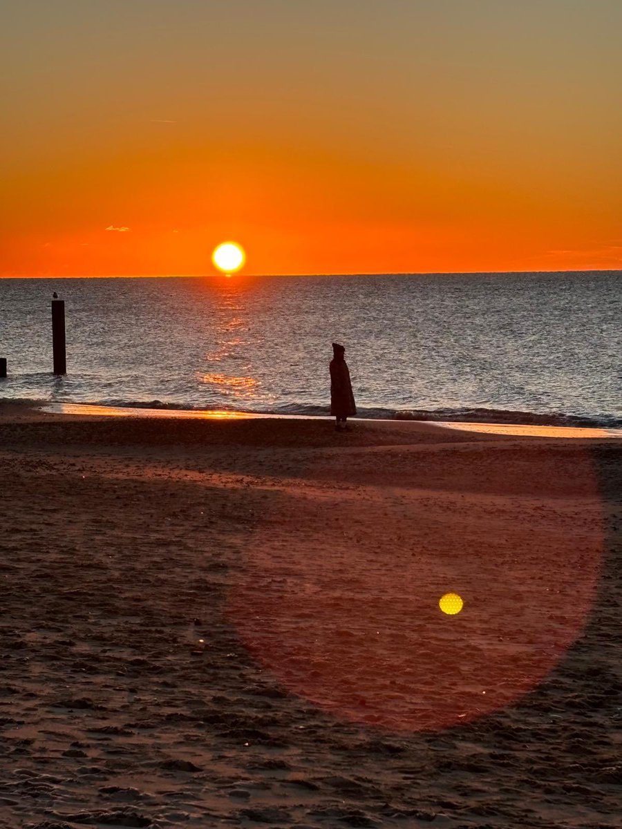 The first beach sunrise I saw of 2025 where the sand was frozen which made for a first but wow WHAT a stunning morning Friday was 🥶❄️
It’s now Sunday and my last day of playing Xmas, feeling so grateful for the downtime &amp; ready to bring on 2025 &amp; my wedding year 👰🏼‍♀️💍💝