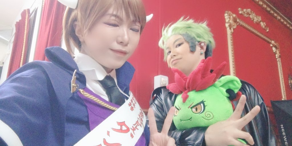 nekoyuedesuyo's tweet photo. 改めて望月さんとコス初めしてきたよー！楽しかった！
Aくんはウィッグちゃんと買ってやり直したいね🫠
ジョもアレクもかっこよでした🫶🫶

ダせんせの選挙ポスターも沢山撮ってもらった✌

うちの子ドラチはずっと可愛かった😌 https://t.co/6shZ5BmxVP