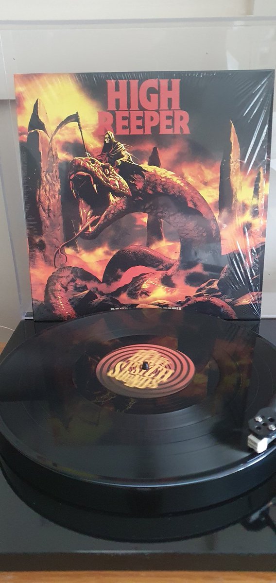 bigeuzi's tweet photo. #Nowspinning #HighReeper #RenewedByDeath @HEAVYPSYCHSOUND #DoomMetal #vinylcollection https://t.co/6wI6uQTaJt