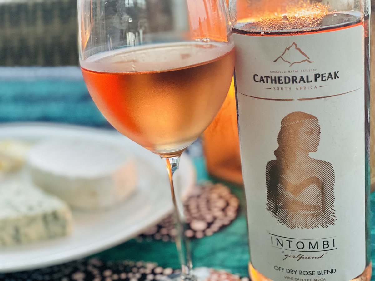 Another lazy afternoon by the pool, this time with some Cathedral Peak Intombi rosè. Wine from the Drakensberg (Dragon mountains) in South Africa. Not a traditional wine making area. A crisp off dry rose blend that paired perfectly with our French cheeses and apero.