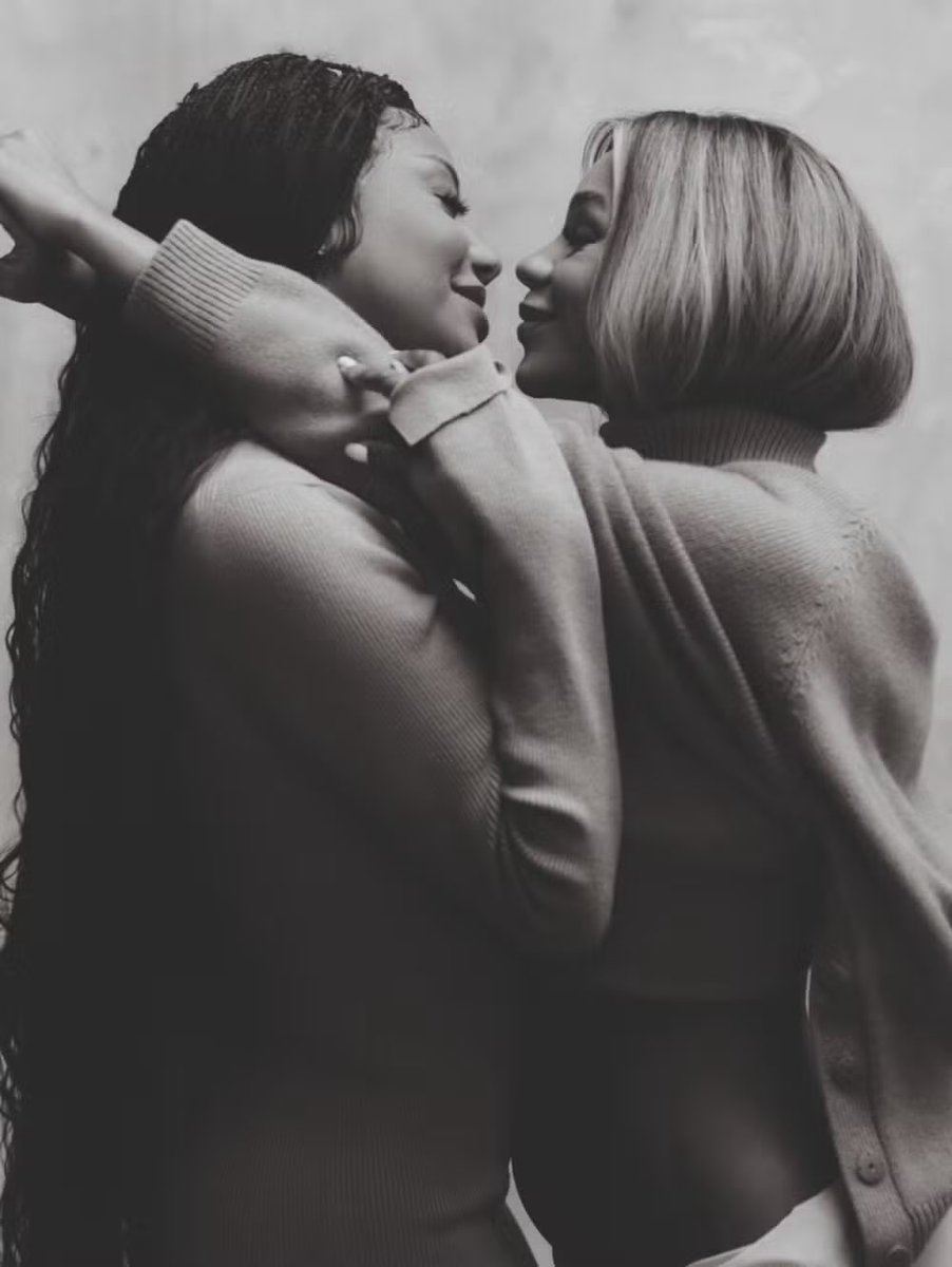 LudmillaCentral's tweet photo. Ludmilla e Brunna são capa da Revista Ela do mês de Janeiro. Falam sobre o processo da gravidez e como lidam com o preconceito público:

“Estamos felizes em nos tornarmos referência de família e amor para muitas pessoas.”

Leia a matéria completa: https://t.co/s67gfEQjut https://t.co/mGmnfsYS9m