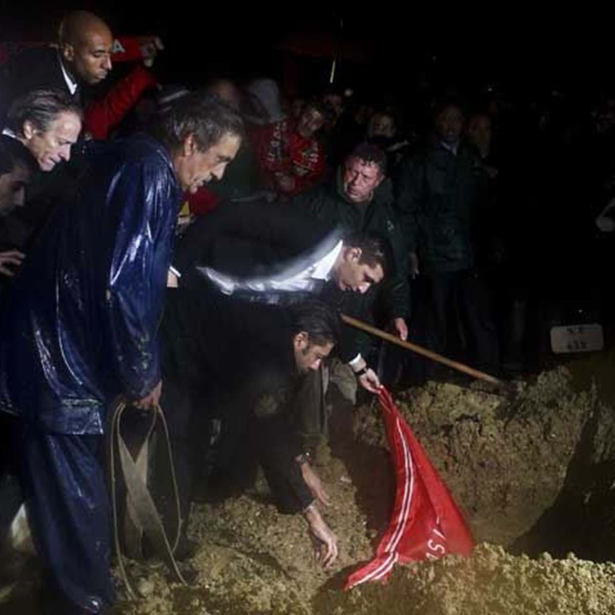 Há 11 anos atrás, um paraguaio que não nasceu, nem cresceu Benfiquista, sentiu a morte de uma lenda intemporal tanto quanto nós. 

O Rei era de todos e era do mundo.