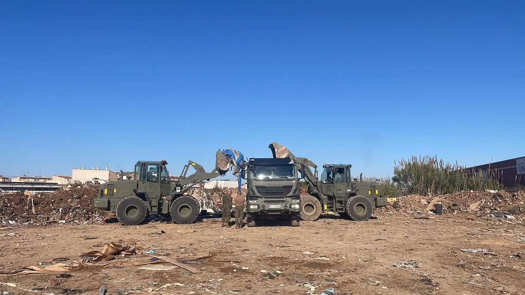 FUTER_ET's tweet photo. Un día más, el personal y las máquinas de las Unidades del #MING realizan trabajos de recogida de residuos en #Aldaya, #Catarroja, #Beniparrel o #Alfafar (#Valencia) para que las localidades pueda recuperen la normalidad lo antes posible.
#RING1
#REI11
#RPEI12
#SomostuEjército https://t.co/3aygLA9VrZ