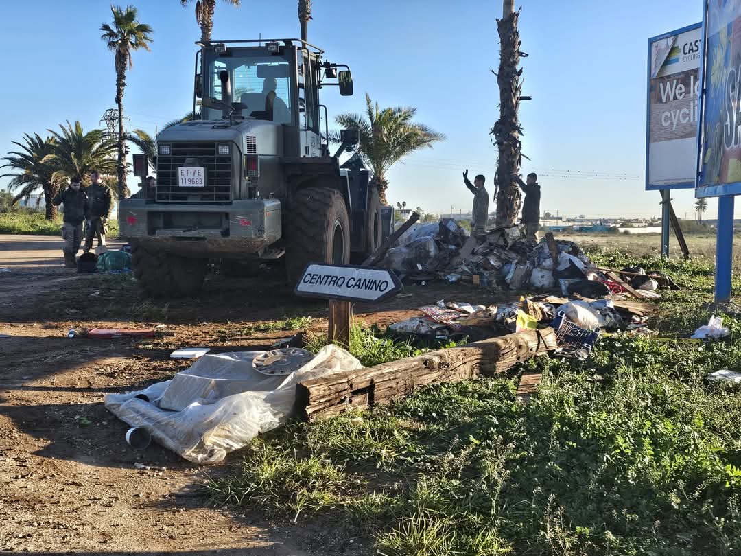 FUTER_ET's tweet photo. Un día más, el personal y las máquinas de las Unidades del #MING realizan trabajos de recogida de residuos en #Aldaya, #Catarroja, #Beniparrel o #Alfafar (#Valencia) para que las localidades pueda recuperen la normalidad lo antes posible.
#RING1
#REI11
#RPEI12
#SomostuEjército https://t.co/3aygLA9VrZ