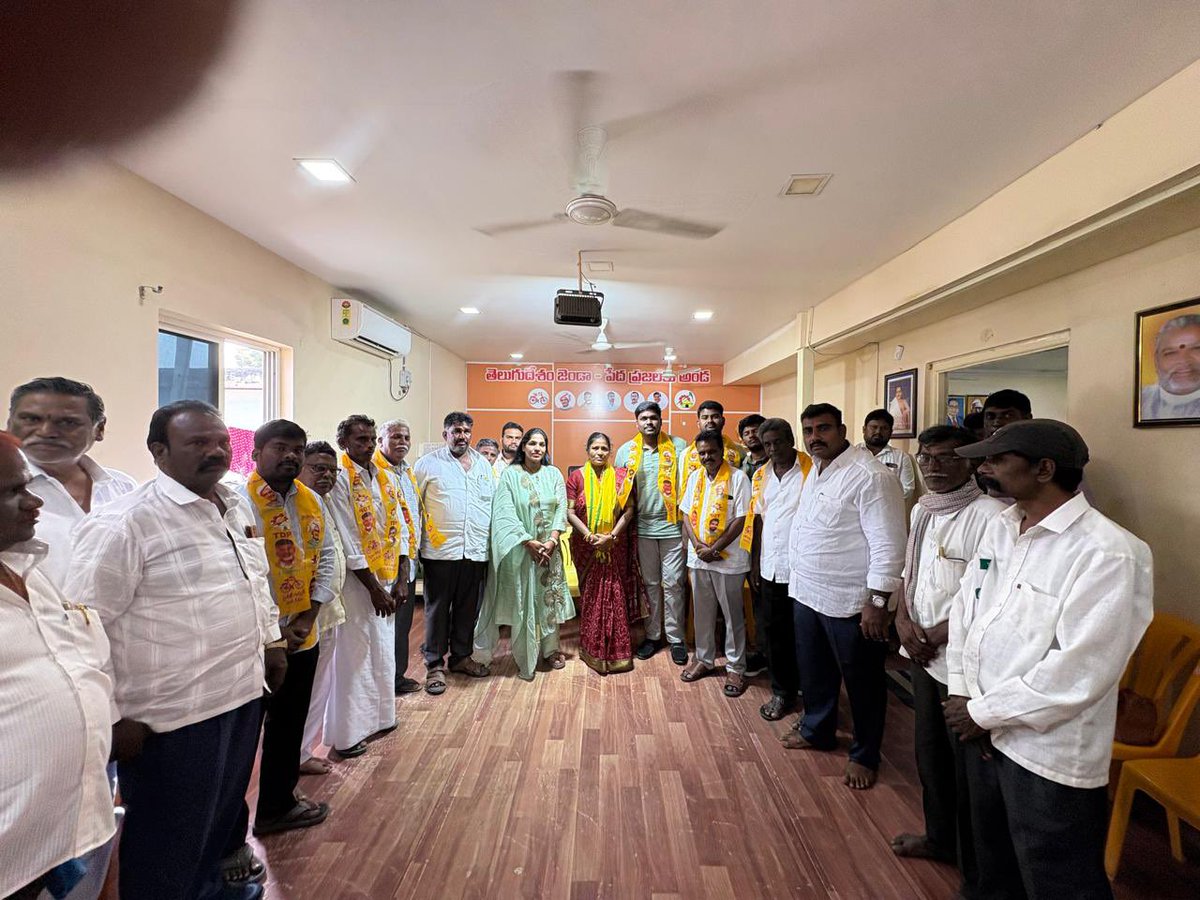 ఈరోజు నరసరావుపేట లోని తెలుగుదేశం పార్టీ కార్యాలయంలో  దొంకొండ పట్టణ వైసీపీ సర్పంచ్ గ్రేస్ రత్నకుమారి మరియు వారి కుమారులు సునోద్, నితిన్ తదితరులు ఆదివారం దర్శి నియోజకవర్గ తెలుగుదేశం పార్టీ ఇంచార్జ్ డాక్టర్ గొట్టిపాటి లక్ష్మీ , తెలుగుదేశం పార్టీ యువనాయకులు డాక్టర్ కడియాల లలిత్ సాగర్