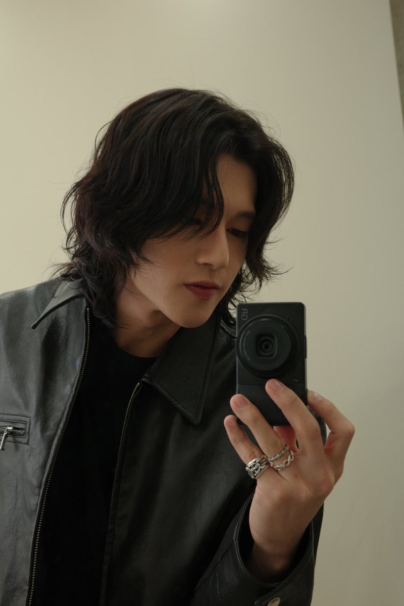 W00LOOKS's tweet photo. GUYS SHUT UP LOOK AT HIS HAIR https://t.co/odXWVuiAcr