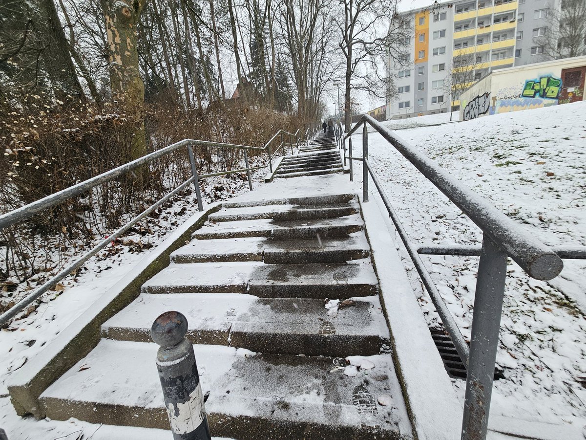 NorMandyhier's tweet photo. Die ersten 11km sind gelaufen 👍 #Sonntagsrunde mit Treppentraining 😱 #laufliebe #running #laufenistfreiheit #laufenddurchchemnitz #nevernotrunning #laufenimwinter https://t.co/JBctxha9zV