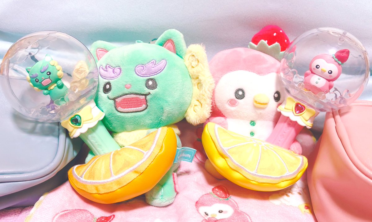 サンリオキャラクターズカプセルステッキガチャに、JOCHUMいれられるよー❣みんなー❣❣🥰激かわすぎる😭
こないだ買った缶バホルダーと相性いいし、フルーツぬいにさせるし、しかもこのステッキ2人3人いれられる！オススメです！
複数入れたのリプに続けて載せます✨
#JOCHUM
#CHUMILY 
#うちのJOCHUM