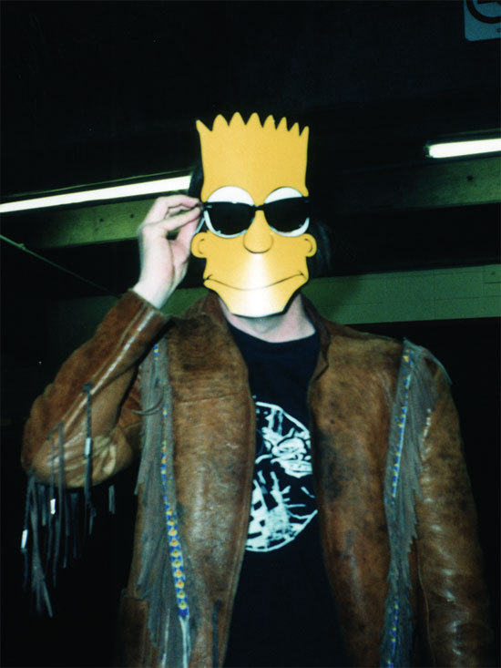 That’s Neil Young wearing a Bart Simpson mask while on tour with Sonic Youth in 1990. Photo by Thurston Moore
su.pr/2fwiZ5