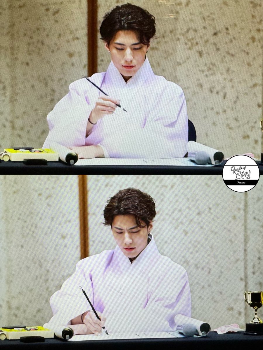 JEUPSTYLE's tweet photo. [ 250105 MELLIFLUOUS 막팬싸 프리뷰 ]

붓글씨도 예쁘게 잘 쓰는 우리 꽃도령🤍

#박제업 #PARKJEUP #제업 #JEUP
#제업스타일 #JEUPSTYLE #RESET
#Destiny #Because_of_you #나의밤
#오운완 #어깨 💪

@THEKH__official https://t.co/QbVPEM6SPZ
