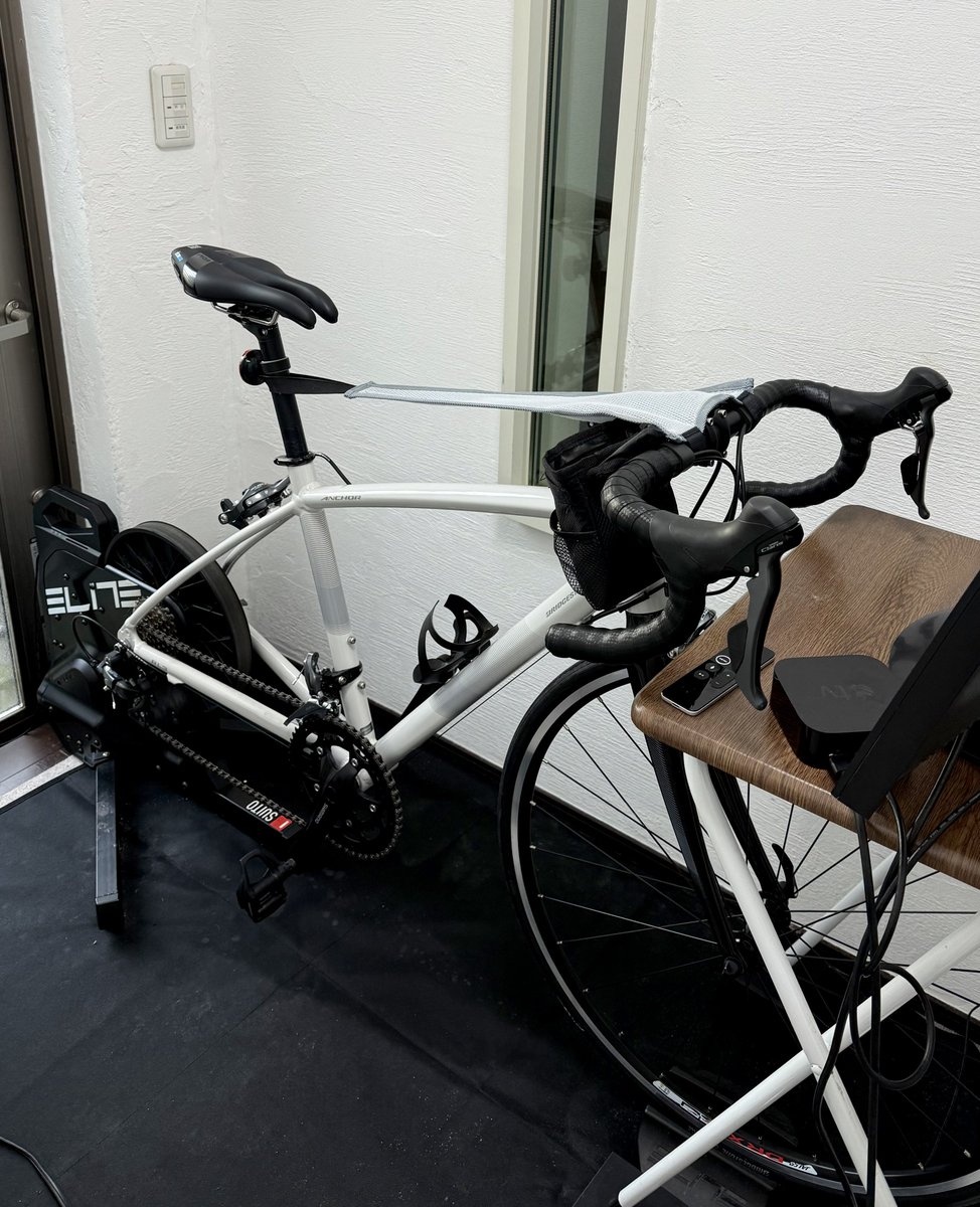 YuppiBlues's tweet photo. Zwiftで3年半使った自転車がもうボロボロになったので、新しい自転車をゲット🤗今日でちょうど1000時間 33000kmだったわ😌 正月に太った分頑張って漕ぐわよ💪😆 #ANCHOR #RL3DROP https://t.co/CCP7KF8aia