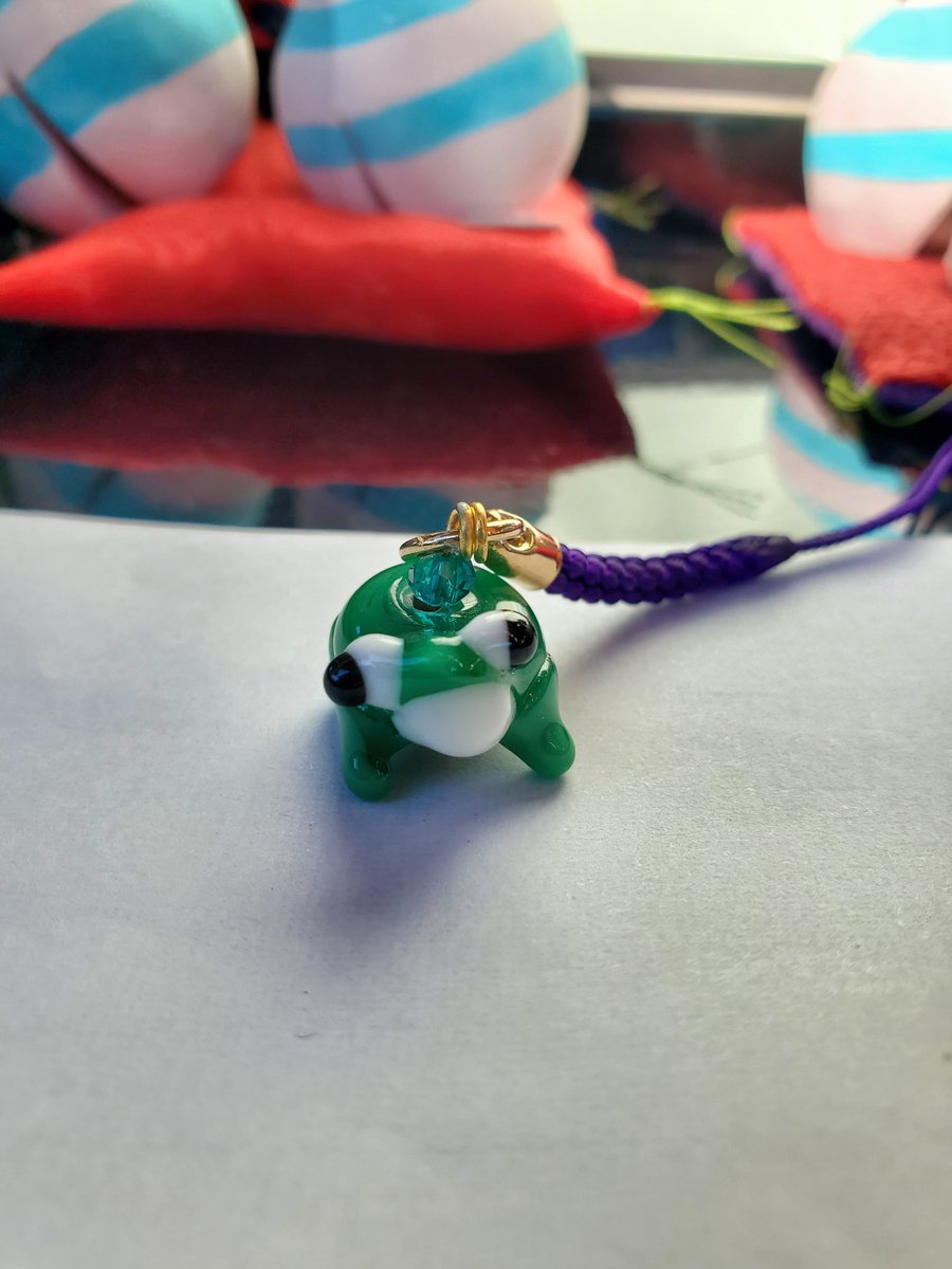 ryan0610's tweet photo. ガラスのカエル根付
和尚と俺で同じものを描いているはずですが、
俺のほうが皆さんを笑顔にできるようです。
「うわぁすごいね」
「人によってこうも変わるもんかね」
「ちょっと見てると笑っちゃうから退けてくれない？」
「バケモン」「練成失敗してる」
と、大変好評でした。
センスあるのかな！ https://t.co/66zkTbw3bV
