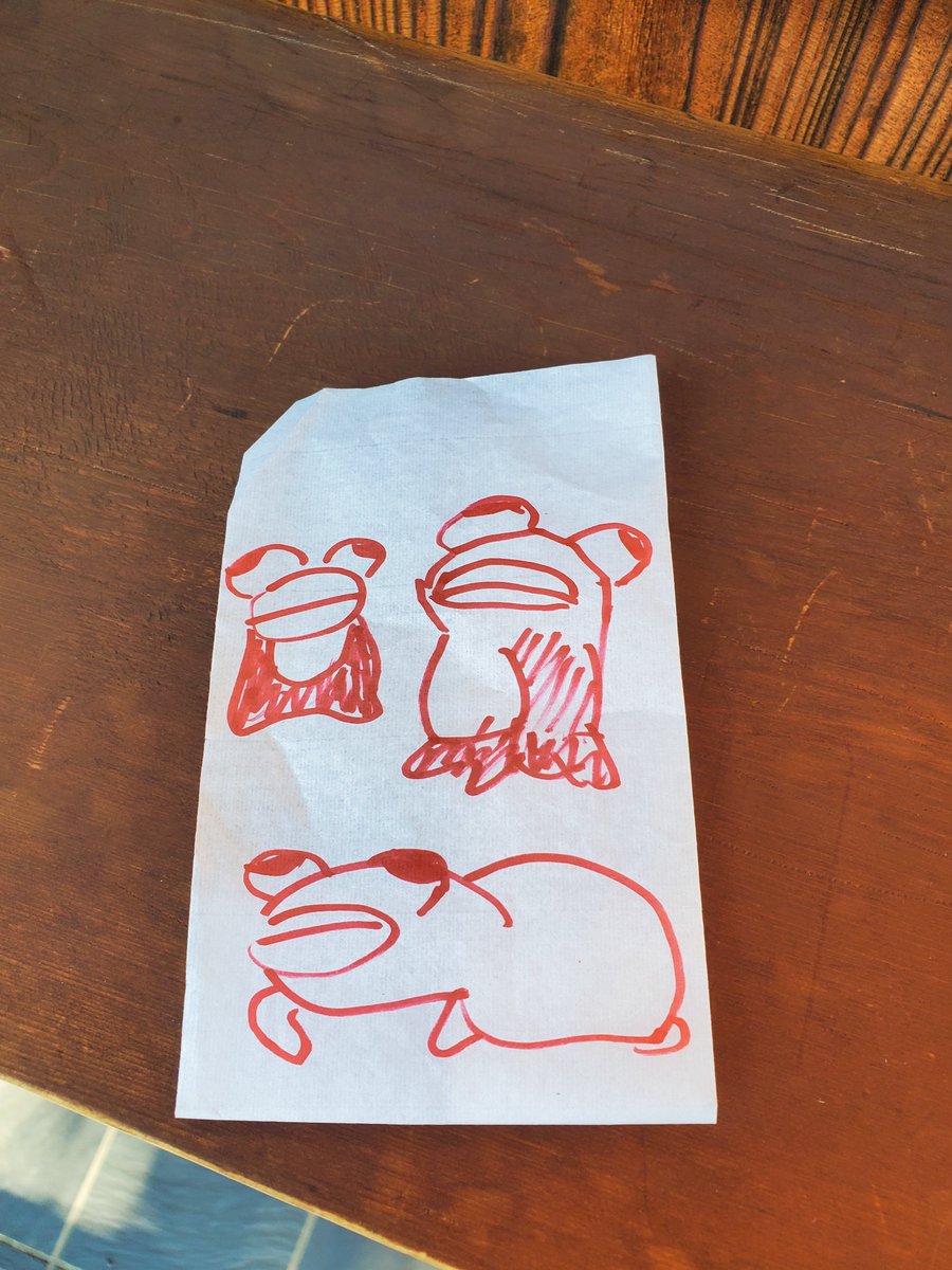 ryan0610's tweet photo. ガラスのカエル根付
和尚と俺で同じものを描いているはずですが、
俺のほうが皆さんを笑顔にできるようです。
「うわぁすごいね」
「人によってこうも変わるもんかね」
「ちょっと見てると笑っちゃうから退けてくれない？」
「バケモン」「練成失敗してる」
と、大変好評でした。
センスあるのかな！ https://t.co/66zkTbw3bV