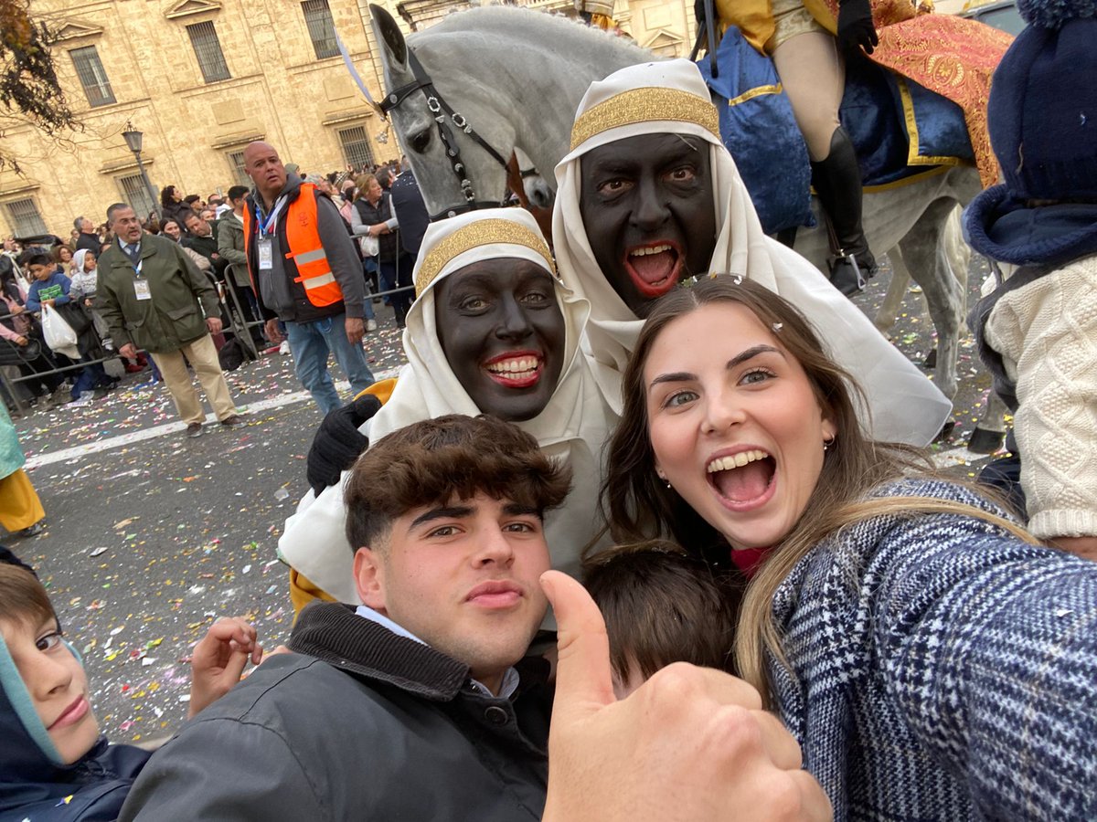 IgnatiusThin's tweet image. He tenido que aclararme la piel, pero al fin se ha cumplido un sueño. Repartir ilusión y felicidad en la Cabalgata de #ReyesMagos del @ateneodesevilla, en el cortejo de Baltasar @Fedesmarque. Regalo para mi corazón #yosoydebaltasar